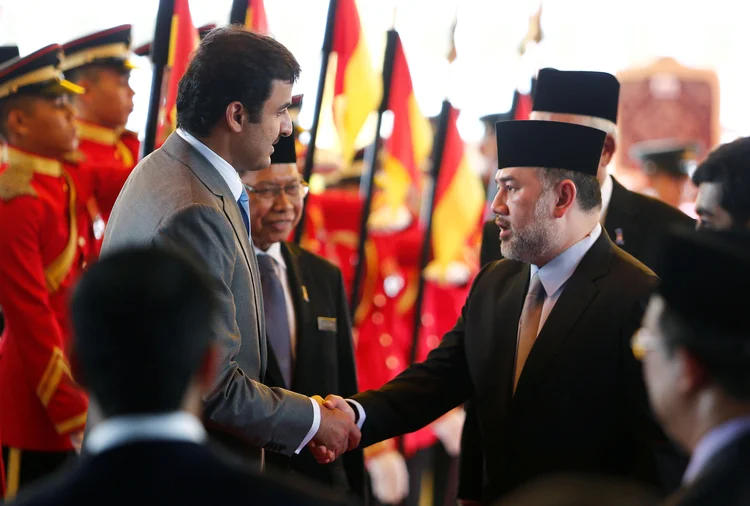 Emir do Catar Sheikh Tamim bin Hamad al-Thani (esquerda) cumprimenta o rei da Malásia Muhammad V em Kuala Lumpur, 2017 (Lai Seng Sin/File Photo/Reuters)