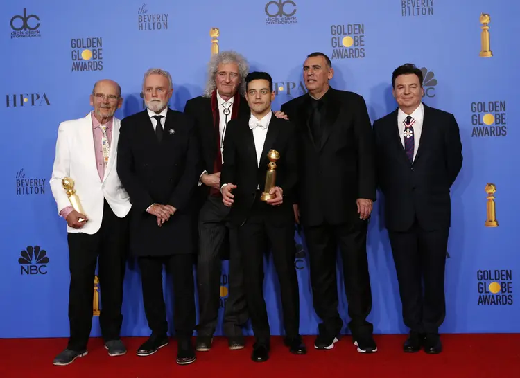 76º Globo de Ouro: Jim Beach, Roger Taylor, Brian May e Rami Malek, com seu prêmio de melhor ator em Bohemian Rhapsody" REUTERS/Mario Anzuoni (Mario Anzuoni/Reuters)