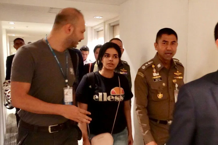 Jovem saudita Rahaf Mohammed al-Qunun foge da família e busca asilo (Polícia de Imigração da Tailândia/Reuters)
