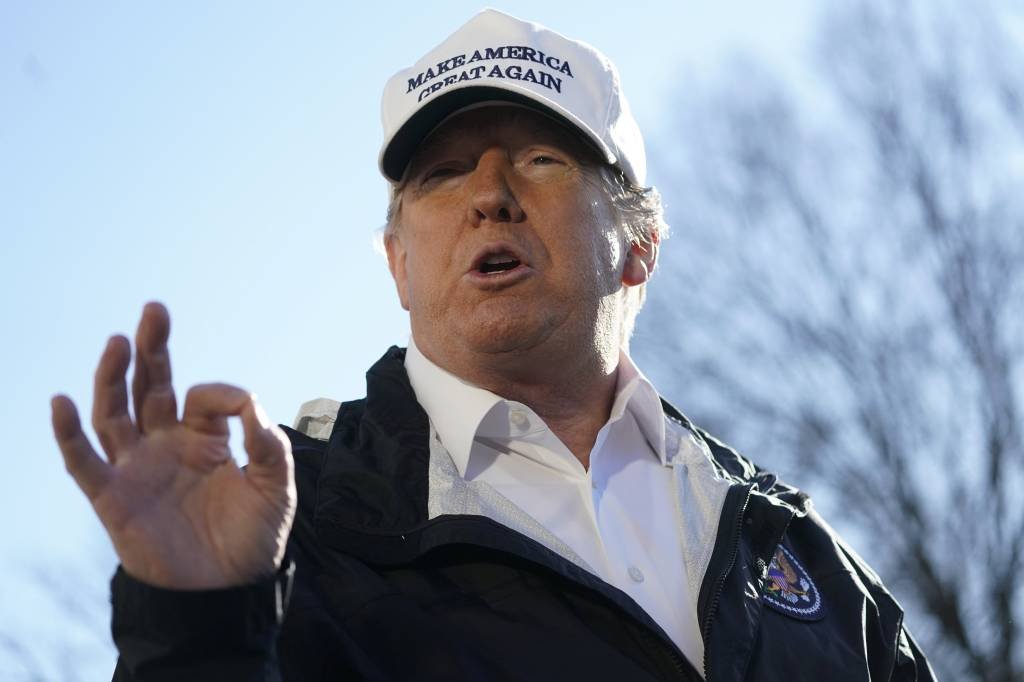 Presidente dos Estados Unidos, Donald Trump, usando um boné escrito "Make America Great Again" (Carlos Barria/Reuters)