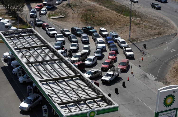 Falta de combustível: além das filas de várias horas que se formam, também se viram cenas de desespero na Cidade do México (Fernando Carranza/Reuters)