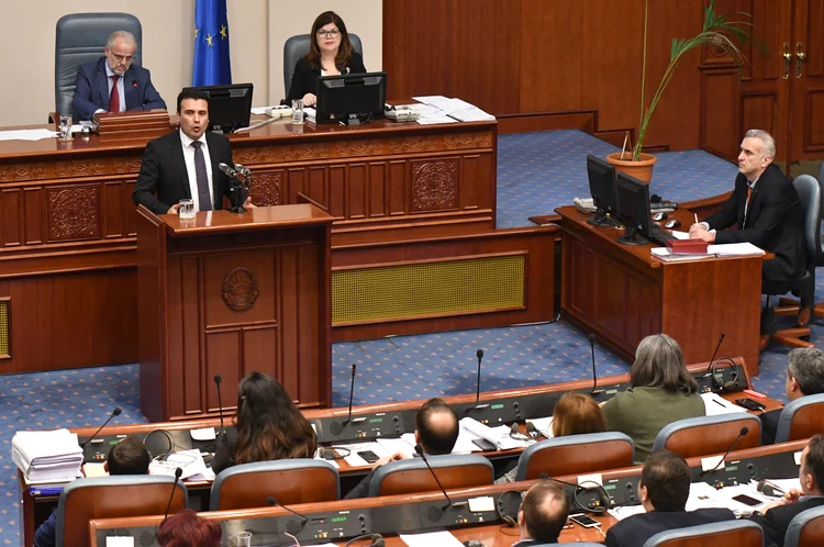 Deputados macedônios aprovaram mudar o nome do seu país pelo de "República da Macedônia do Norte" (Tomislav Georgiev/Reuters)