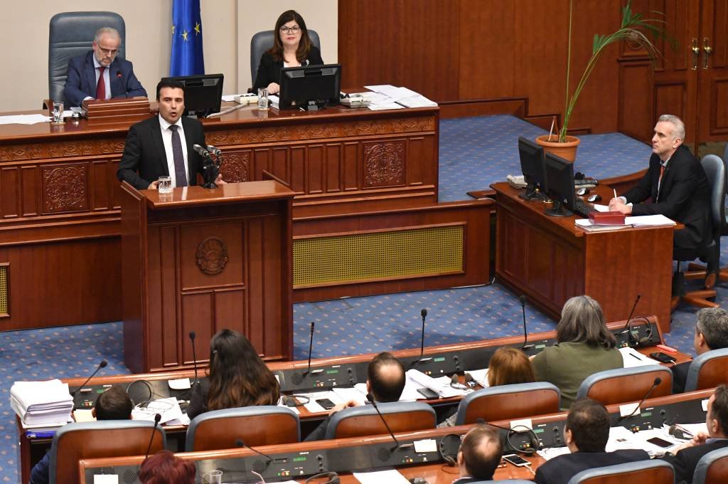 Parlamento da Macedônia fecha acordo histórico para mudar nome do país
