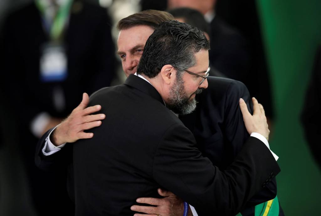 Bolsonaro reage à notícia sobre possível demissão de Araújo: "kkkk"