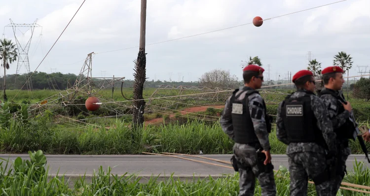 Ceará: No sábado (12), criminosos atacaram uma torre de transmissão de energia elétrica e a polícia apreendeu 5 toneladas de explosivos (Paulo Whitaker/Reuters)