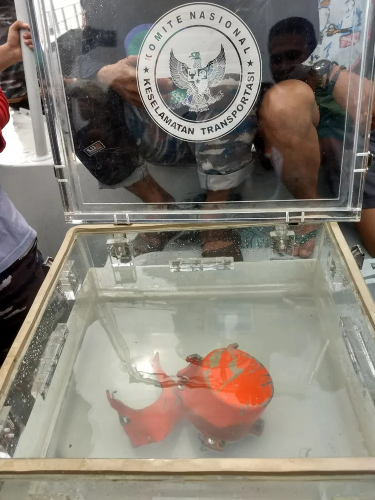 Indonésia: restos humanos também foram encontrados no mesmo local onde encontraram a caixa preta (Courtesy of Pushidrosal/Reuters)