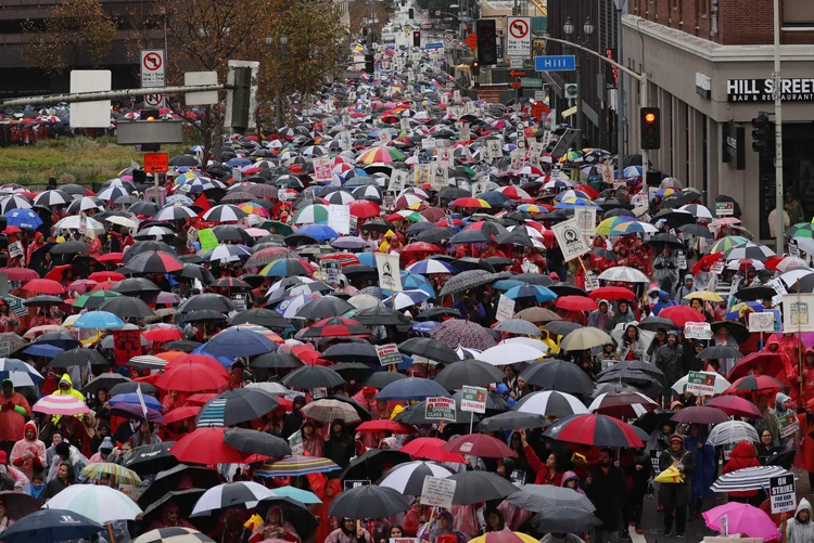 Professores de Los Angeles entraram em greve nesta segunda-feira (14) (Mike Blake/Reuters)