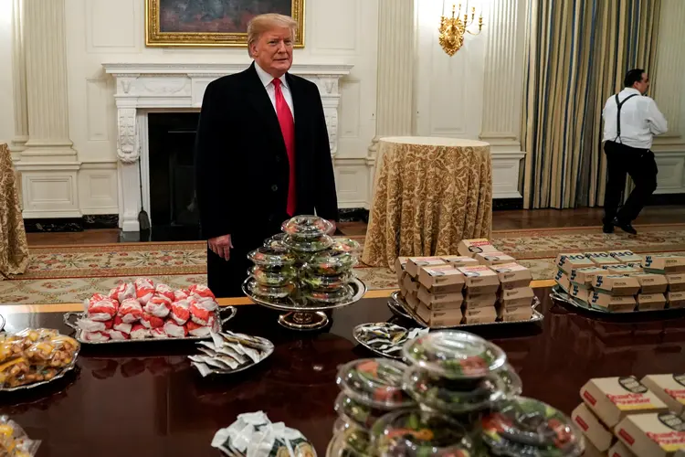 Donald Trump: presidente serve hamburguer e pizza para atletas (JOSHUA ROBERTS/Reuters)