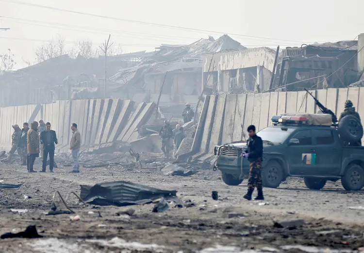 Afeganistão: depois da primeira explosão com um carro-bomba, quatro terroristas-suicidas entraram no serviço de inteligência (Mohammad Ismail/Reuters)