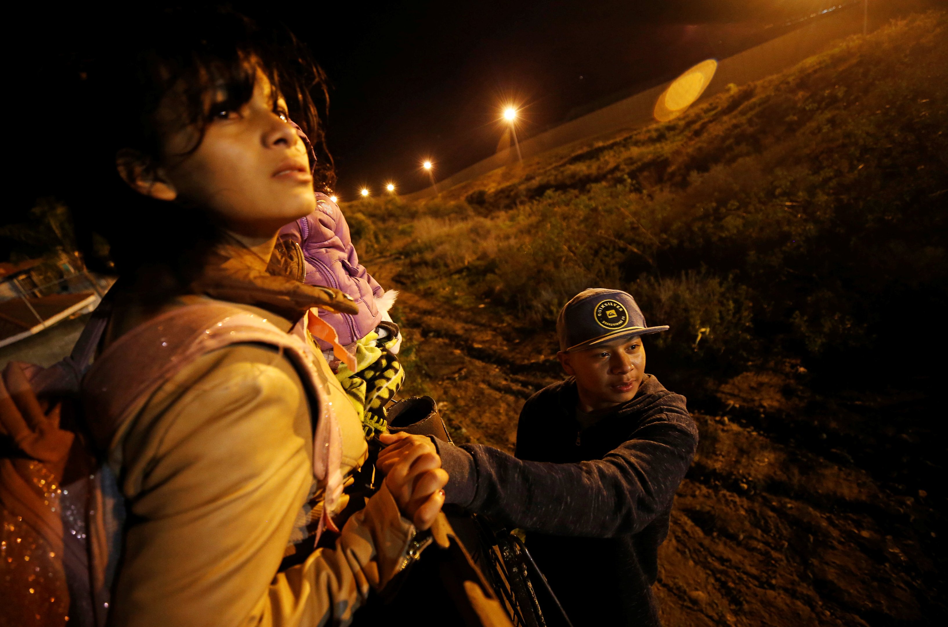 Grupo de pelo menos 100 salvadorenhos parte rumo aos EUA em caravana