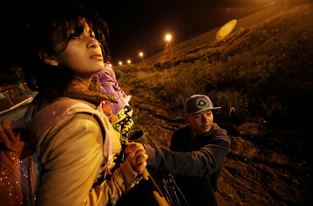 Grupo de pelo menos 100 salvadorenhos parte rumo aos EUA em caravana