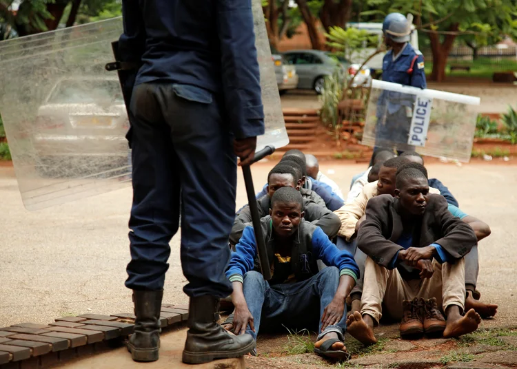 Protestos contra o aumento do preço dos combustíveis no Zimbábue (Philimon Bulawayo/Reuters)