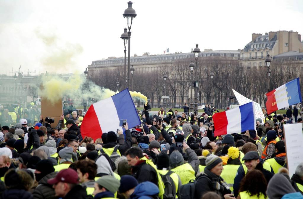 Coletes amarelos se manifestam pelo décimo sábado consecutivo na França