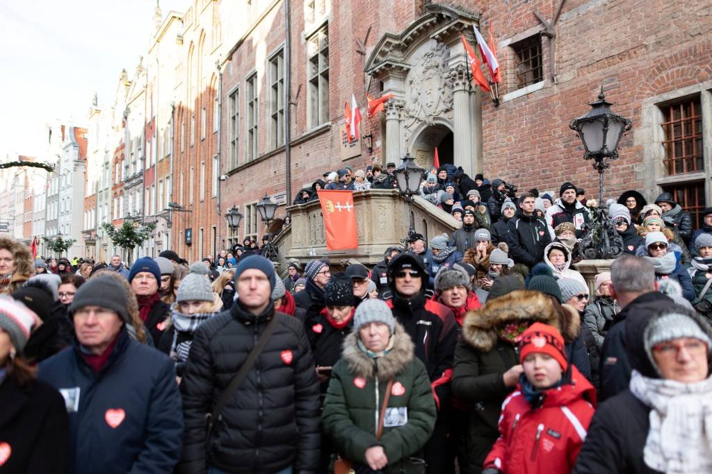 Polônia realiza grande funeral para prefeito assassinado a facadas