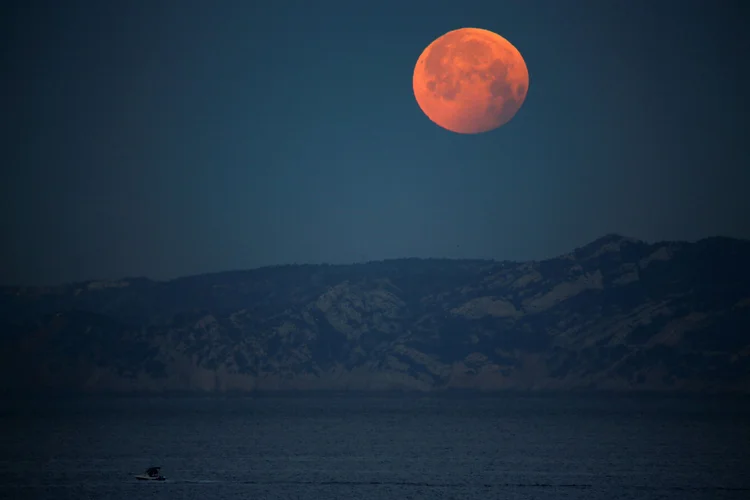Eclipse: quem conseguiu ficar acordado na madrugada desta segunda-feira (21) assistiu a um espetáculo raro da astronomia (Jean-Paul Pelissier/Reuters)