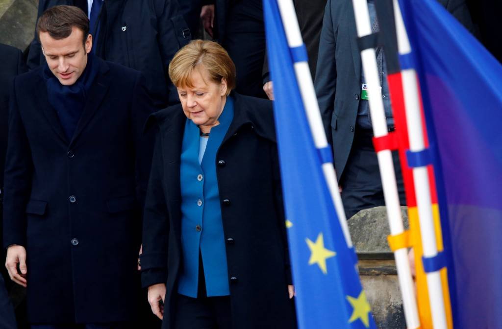 Merkel: novo tratado franco-alemão quer "contribuir para exército europeu"