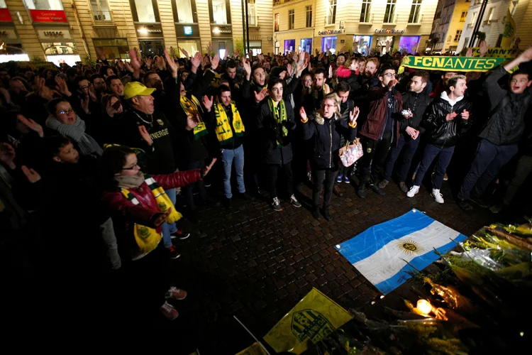 Serviços de resgate retomaram a busca pelo avião onde viajava o jogador argentino Emiliano Sala (Stephane Mahe/Reuters)