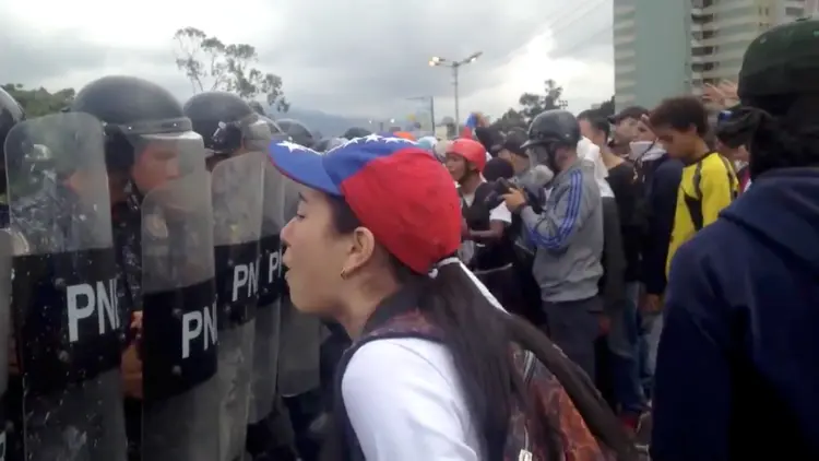 Venezuela: em um dia, 696 pessoas foram detidas durante manifestações contra o governo Maduro (GABRIELA GONZALEZ @GABYGABYGG/Reuters)