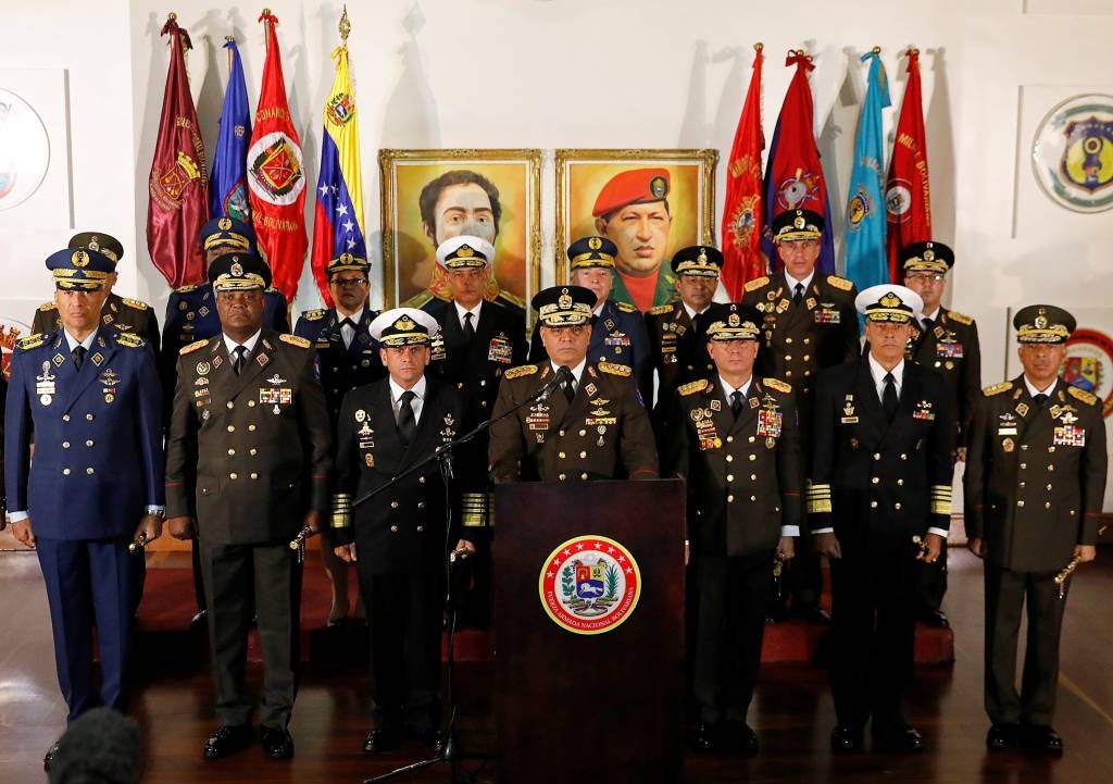 Militares juram lealdade a Maduro e denunciam golpe de Estado
