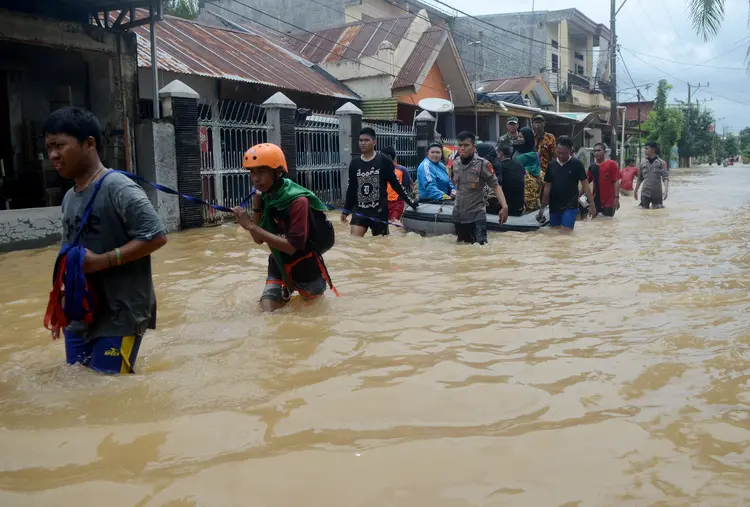 Inundações deixam mais de 50 mortos na Indonésia (Antara Foto/Sahrul Manda Tikupadang/Reuters)