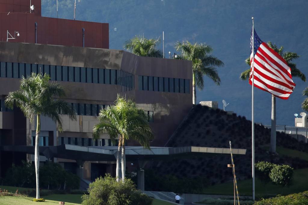 Embaixada dos Estados Unidos retira parte de equipe da Venezuela