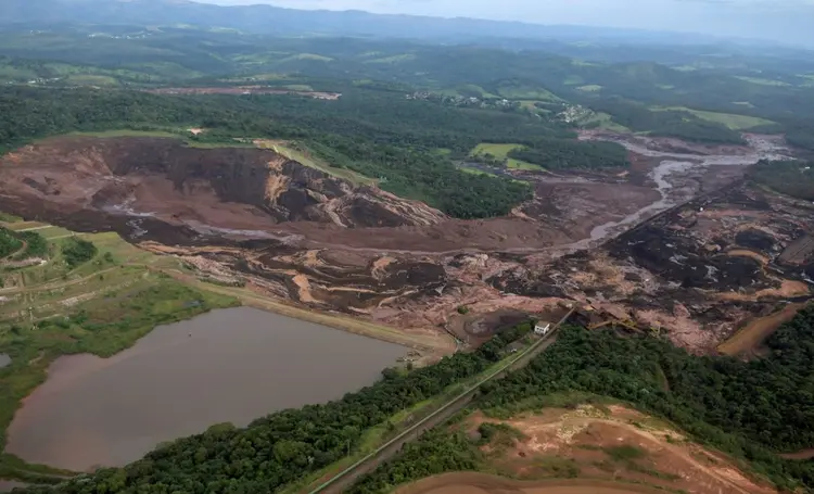 A chamada pluma, mistura de rejeitos e água, resultante do rompimento da barragem da Vale em Brumadinho (Washington Alves/Reuters)