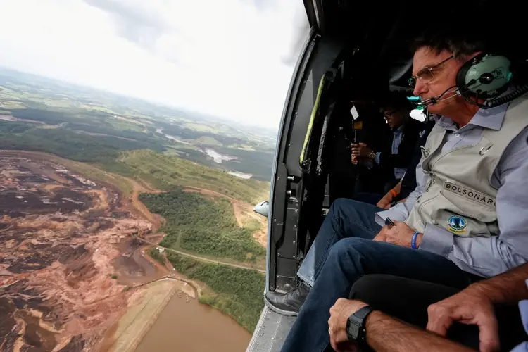 Bolsonaro: presidente sobrevoou área da tragédia neste sábado (Isac Nobrega/Reuters)