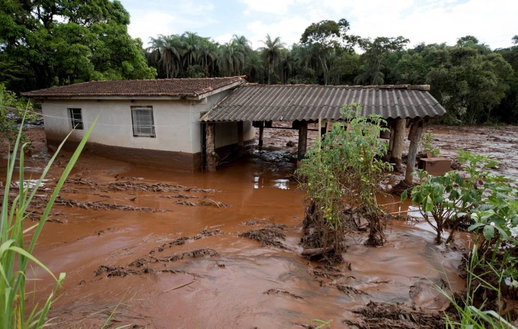 Barragem se rompe e lama invade Brumadinho, na Grande BH: governo também estuda prestar auxílio financeiro às famílias atingidas, ao município e ao estado de Minas (Washington Alves/Reuters)