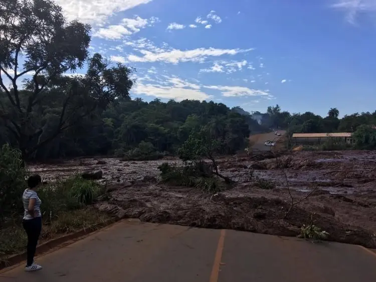Barragem se rompe e lama invade Brumadinho, na Grande BH: até o momento foram registradas 37 mortes e resgatados 192 sobreviventes (Washington Alves/Reuters)
