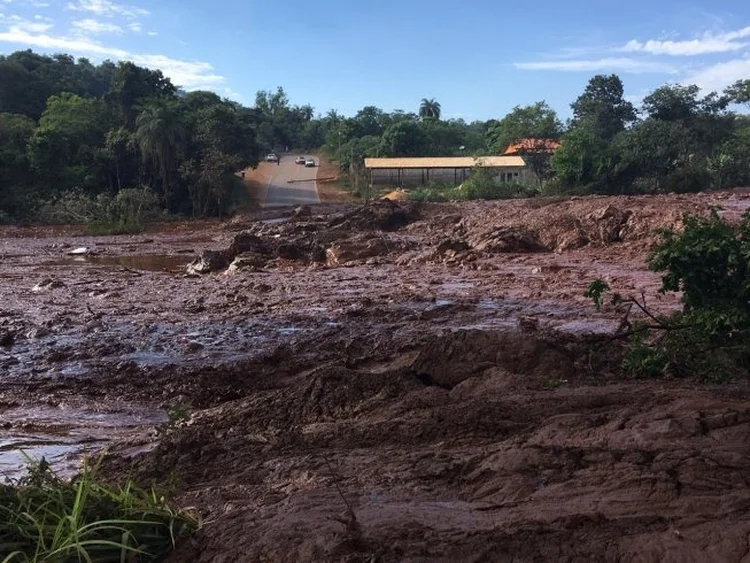 Barragem se rompe e lama invade Brumadinho, na Grande BH: estimativa do MPT é que este seja o mais grave evento de violação às normas de segurança do trabalho na história da mineração no Brasil (Washington Alves/Reuters)