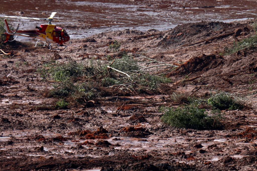 Equipes localizam segundo ônibus submerso na lama em Brumadinho