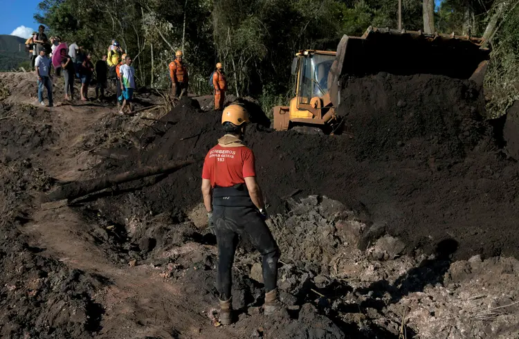 Brumadinho: volume da barragem em Congonhas é o dobro da represa da Samarco, comandada pela Vale e BHP Billiton, que se rompeu em Mariana, e cerca de oito vezes maior do que a estrutura da Vale que ruiu em Brumadinho (Washington Alves/Reuters)