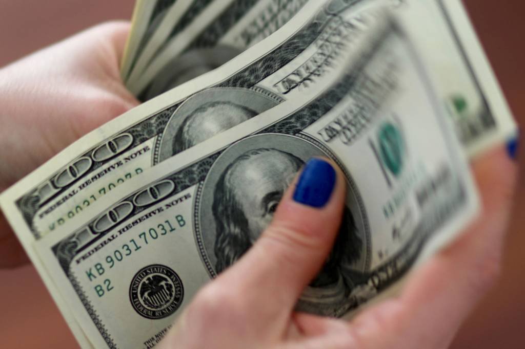 Dólar tem leve alta acompanhando cautela no exterior