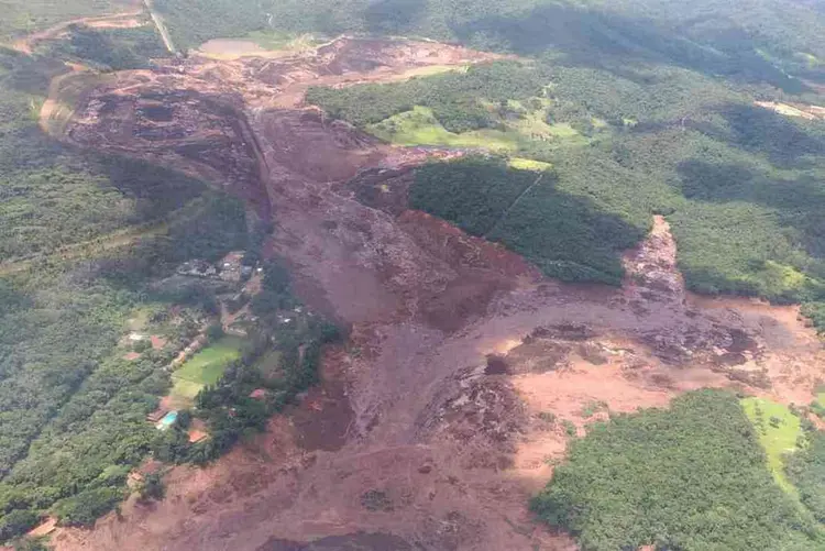 Barragem se rompe e lama invade Brumadinho, na Grande BH (Corpo de Bombeiros/Divulgação)