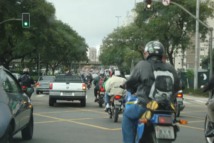 Motos: a Secretaria de Mobilidade e Transportes (SMT) da capital paulista estipulou o período de 30 dias para adequação dos motociclistas, sem a aplicação de multas (Mílton Jung/Flickr)