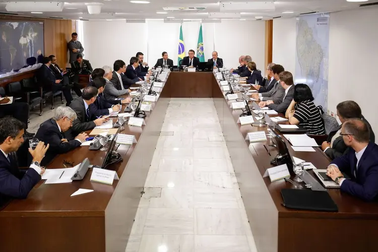 Jair Bolsonaro acompanhado do Vice, Hamilton Mourão e ministro da Casa Civil Onyx Lorenzoni, participam da Reunião do Conselho de Governo (Alan Santos/Agência Brasil)