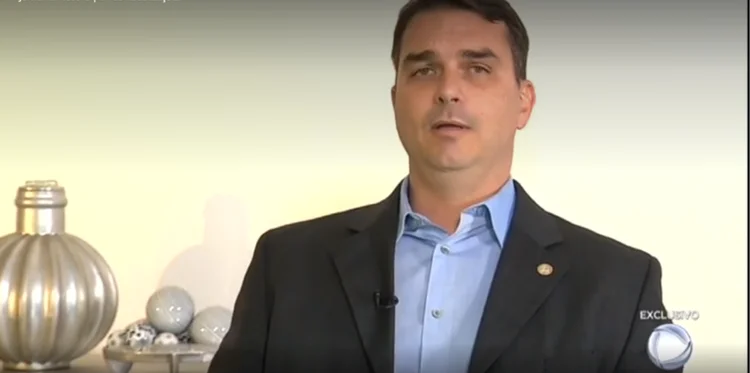 Flávio Bolsonaro: Senador eleito declarou que depósitos eram pagamentos por imóvel vendido (Record/Reprodução)