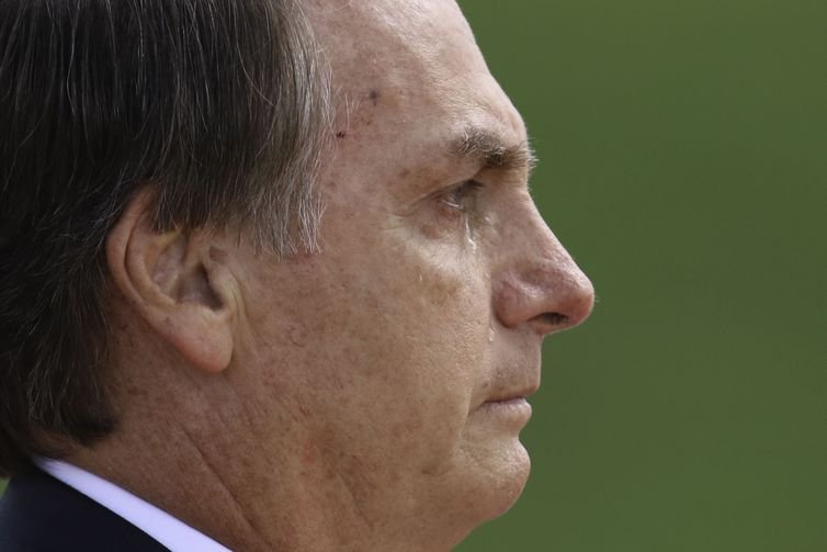 Bolsonaro lamenta no Twitter assassinato de PM no Rio