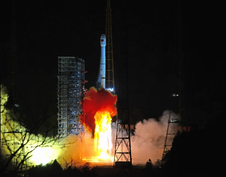 Xichang, província de Sichuan, China: foguete March-3B carregando a sonda lunar Chang'e-4 decola do Xichang Satellite Launch Center em 8 de dezembro de 2018 (VCG/VCG/Getty Images)