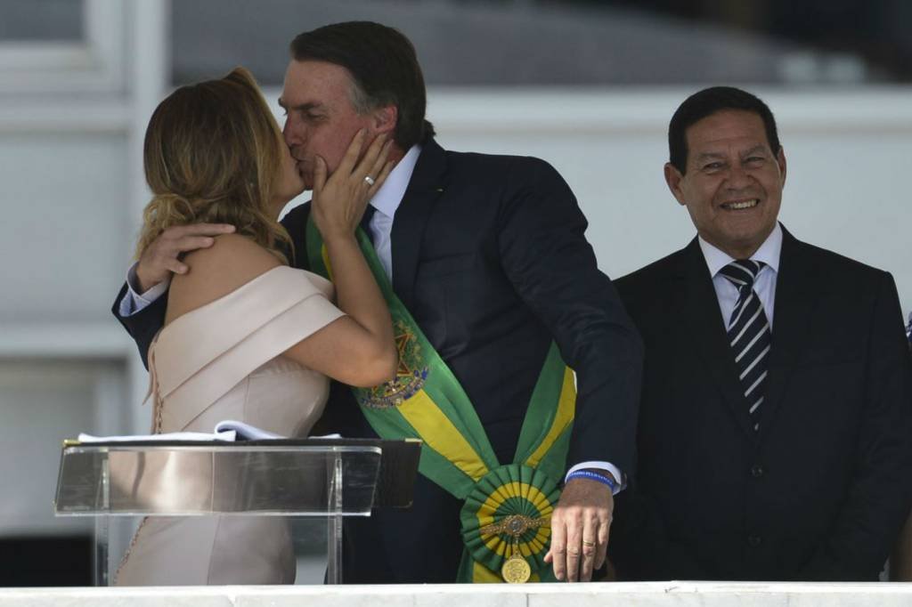 Michelle Bolsonaro quebra protocolo ao discursar na posse presidencial