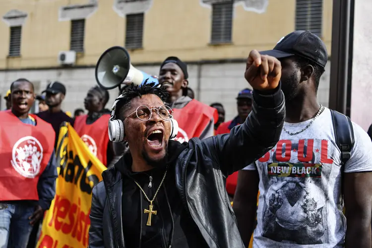Nápoles, Campânia, Itália: imigrantes protestam em frente à polícia local em busca de asilo e contra a política de migração do novo governo (LightRocket/Getty Images)