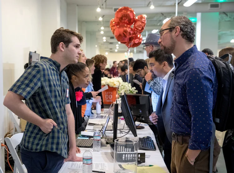 Estados Unidos, Los Angeles: candidatos a emprego e os recrutadores se reúnem na TechFair (Monica Almeida/File Photo/Reuters)