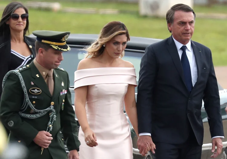 Michelle Bolsonaro e o presidente Bolsonaro: traje usado na posse presidencial é da mesma estilista que assinou vestido de noiva da primeira-dama (Ricardo Moraes/Reuters)