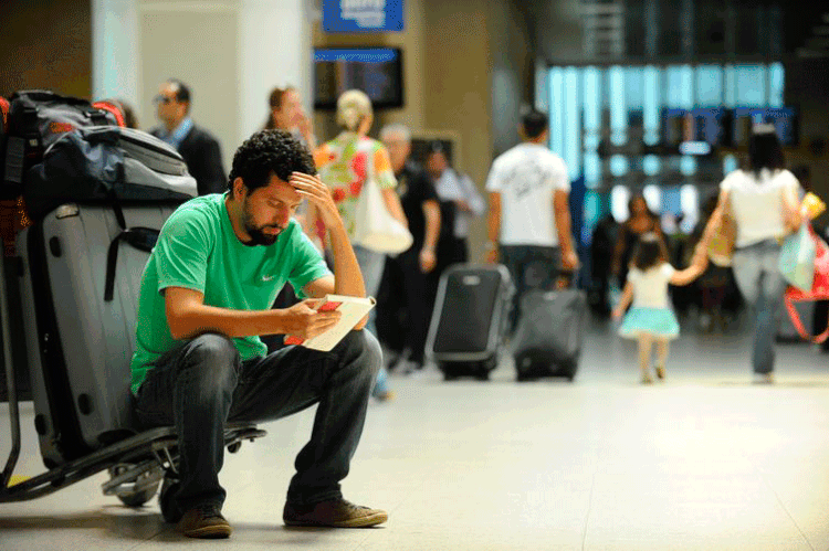 Homem preocupado em aeroporto: sites cobram de 20% a 30% do valor da indenização pelo auxílio. (Divulgação/Agência Brasil)