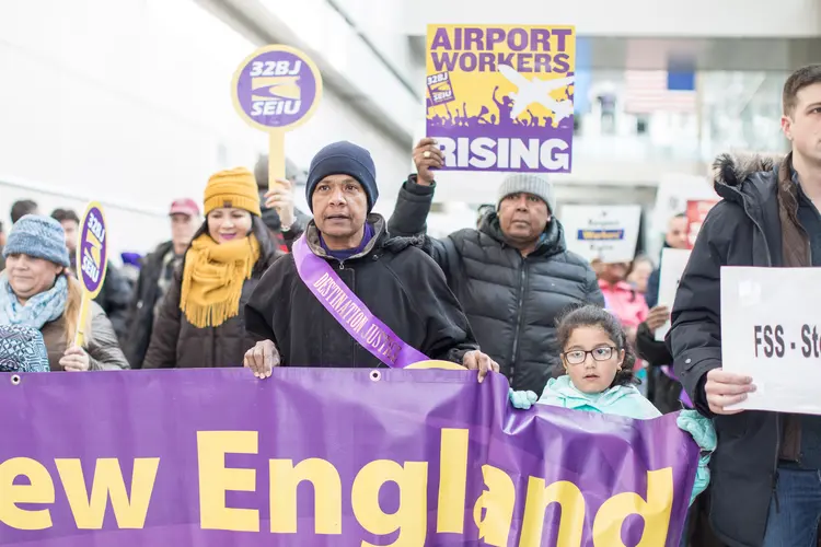 Boston, Massachusetts: trabalhadores do aeroporto marcham durante uma reunião para empregados afetados pela paralisação do governo no aeroporto internacional de Boston Logan, em  21 de janeiro de 2019  (Scott Eisen/Getty Images)