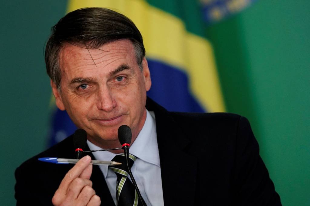 Presidente Jair Bolsonaro mostra a caneta em cerimônia de assinatura da flexibilização do posse de armas em 15/01/2018 (Ueslei Marcelino/Reuters)