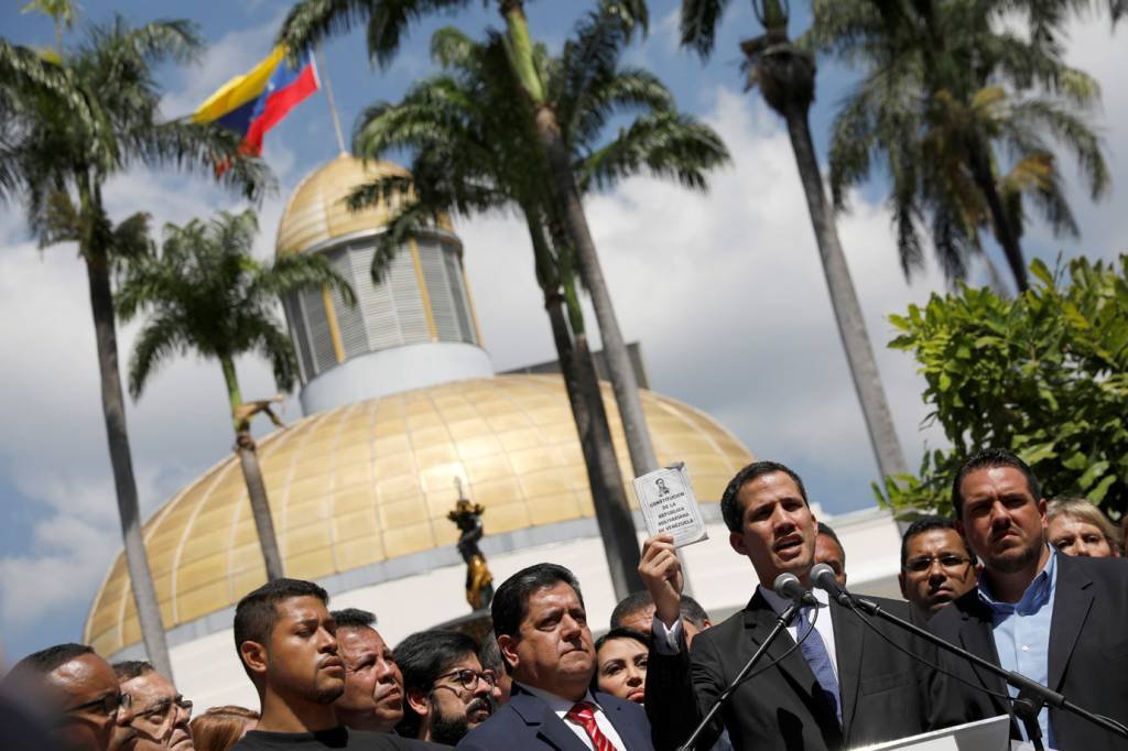 Parlamento venezuelano assume papel Executivo e designa embaixador na OEA