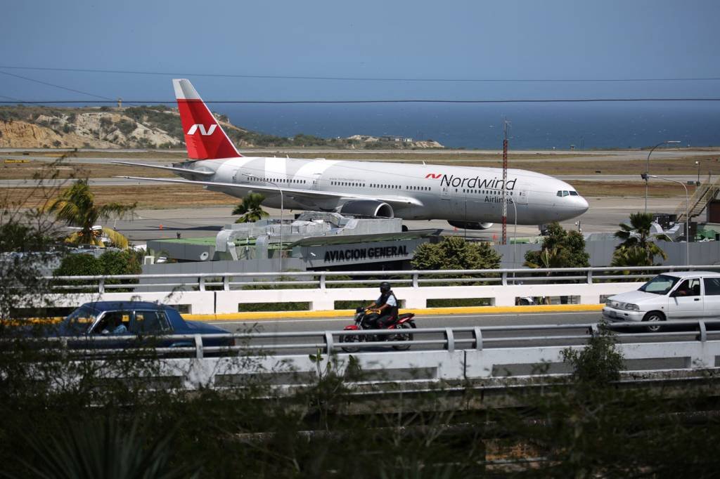 Chegada de avião de passageiros da Rússia alimenta rumores na Venezuela