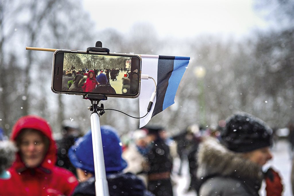 Smartphone com a bandeira da Estônia: o país se tornou uma referência no uso de tecnologia para atender os cidadãos | Raigo Pajula/AFP Photo / 