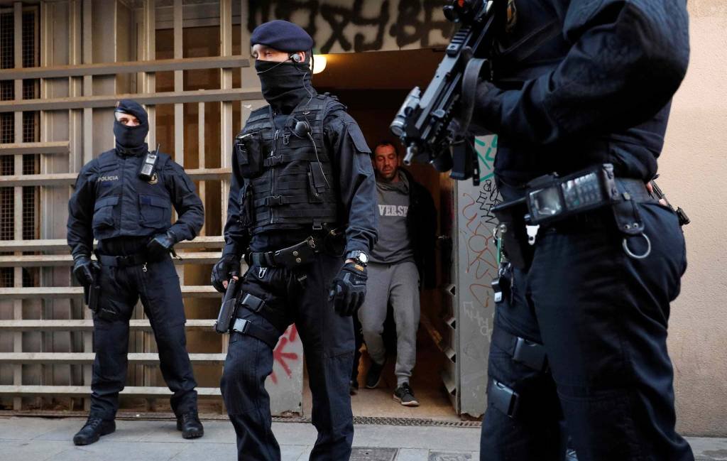 Polícia prende 14 extremistas que planejavam cometer atentado em Barcelona